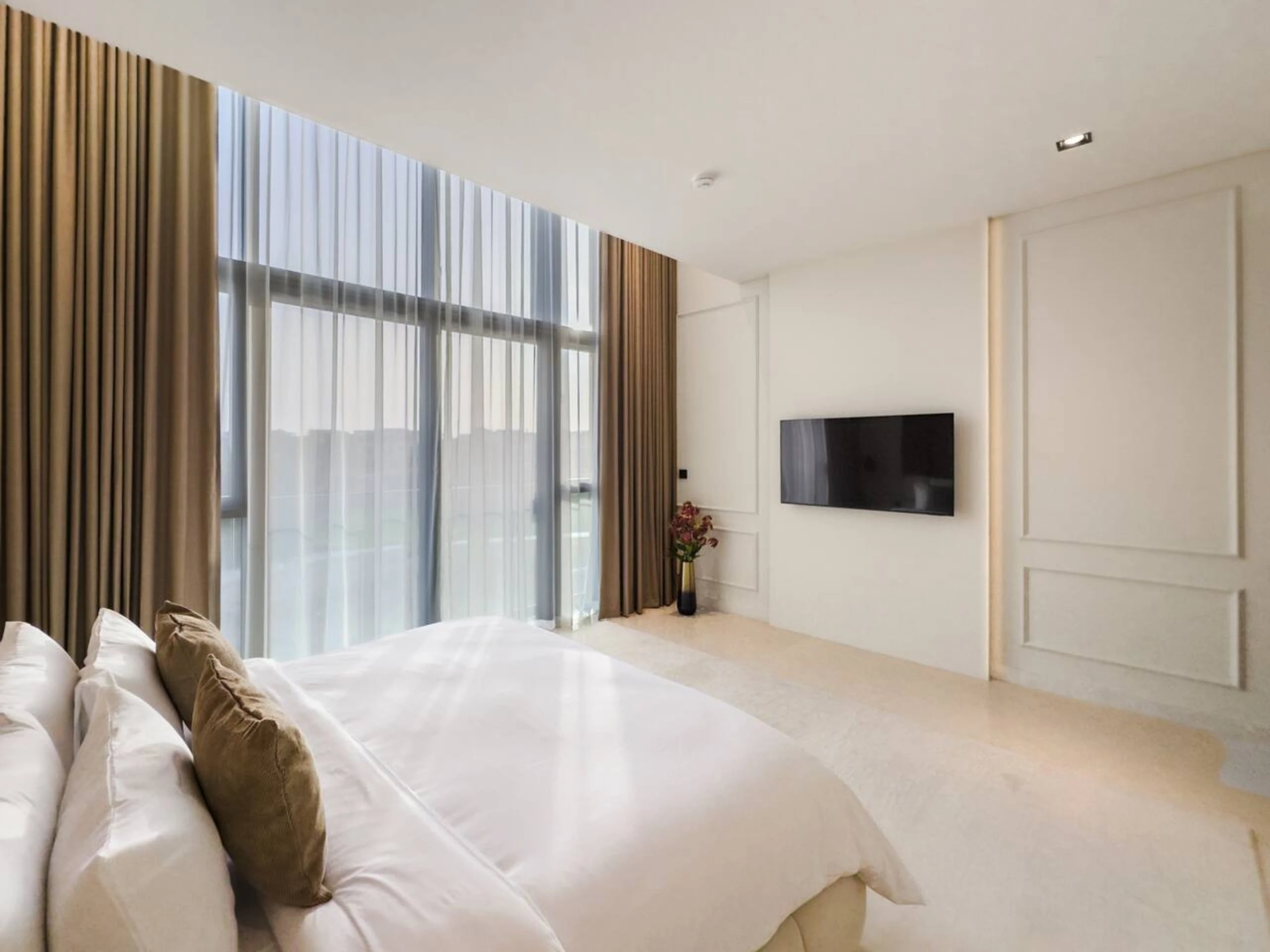 Golf Place Villa — master bedroom with fireplace